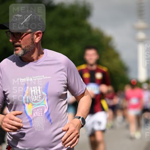 29.06.2025 - hella hamburg halbmarathon Dr. Thomas Lammeyer http://msf.ph/oto/8516202 29.06.2025 10:03:17 Kennedybrücke 1319, 1366, 1506, 1595, 1715, 1719, 1914, 2282, 2630, 2741, 2911, 4120, 4426, 4467, 4837, 4839, 5277, 5299, 5391, 5457, 5458, 5465, 5866, 6416, 6585, 7033, 7037, 7129, 7130, 7395, 7833, 7864, 8509, 8542, 8652, 8929, 9142, 9655, 9884, 9903, 9922, 10020, 10266, 10488, 10518, 10519, 11039, 11041, 11068 meine-sportfotos.de