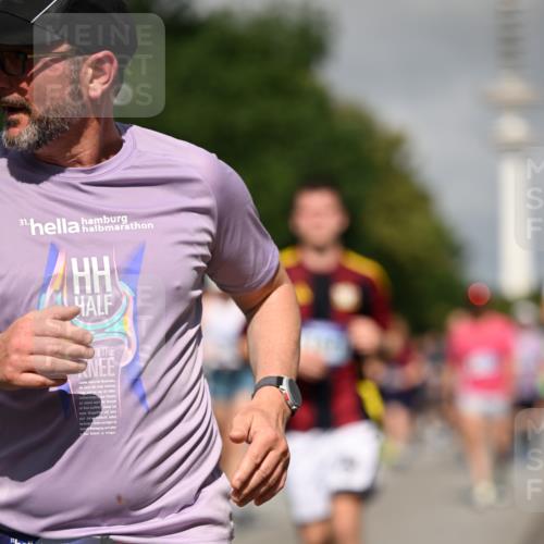 29.06.2025 - hella hamburg halbmarathon Dr. Thomas Lammeyer http://msf.ph/oto/8516206 29.06.2025 10:03:17 Kennedybrücke 1319, 1366, 1506, 1595, 1715, 1719, 1914, 2282, 2630, 2741, 2911, 4120, 4426, 4467, 4837, 4839, 5277, 5299, 5391, 5457, 5458, 5465, 5866, 6416, 6585, 7033, 7037, 7129, 7130, 7395, 7833, 7864, 8509, 8542, 8652, 8929, 9142, 9655, 9884, 9903, 9922, 10020, 10266, 10488, 10518, 10519, 11039, 11041, 11068 meine-sportfotos.de