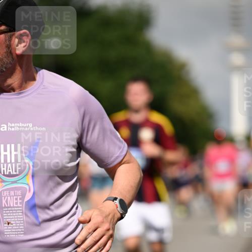 29.06.2025 - hella hamburg halbmarathon Dr. Thomas Lammeyer http://msf.ph/oto/8516209 29.06.2025 10:03:17 Kennedybrücke 1319, 1366, 1506, 1595, 1715, 1719, 1914, 2282, 2630, 2741, 2911, 4120, 4426, 4467, 4837, 4839, 5277, 5299, 5391, 5457, 5458, 5465, 5866, 6416, 6585, 7033, 7037, 7129, 7130, 7395, 7833, 7864, 8509, 8542, 8652, 8929, 9142, 9655, 9884, 9903, 9922, 10020, 10266, 10488, 10518, 10519, 11039, 11041, 11068 meine-sportfotos.de