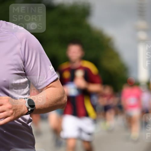 29.06.2025 - hella hamburg halbmarathon Dr. Thomas Lammeyer http://msf.ph/oto/8516216 29.06.2025 10:03:17 Kennedybrücke 1319, 1366, 1506, 1595, 1715, 1719, 1914, 2282, 2630, 2741, 2911, 4120, 4426, 4467, 4837, 4839, 5277, 5299, 5391, 5457, 5458, 5465, 5866, 6416, 6585, 7033, 7037, 7129, 7130, 7395, 7833, 7864, 8509, 8542, 8652, 8929, 9142, 9655, 9884, 9903, 9922, 10020, 10266, 10488, 10518, 10519, 11039, 11041, 11068 meine-sportfotos.de