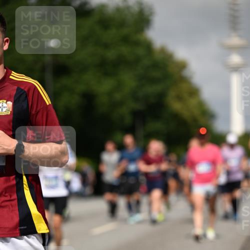 29.06.2025 - hella hamburg halbmarathon Dr. Thomas Lammeyer http://msf.ph/oto/8516252 29.06.2025 10:03:19 Kennedybrücke 1319, 1366, 1506, 1595, 1715, 1719, 1914, 2282, 2364, 2391, 2432, 2630, 2741, 2911, 4120, 4426, 4467, 4837, 4839, 5277, 5299, 5391, 5457, 5458, 5465, 5866, 6416, 7033, 7037, 7129, 7130, 7395, 7833, 8509, 8542, 8652, 8929, 9142, 9488, 9655, 9903, 9907, 9922, 10020, 10266, 10518, 10519, 11039, 11041, 11068 meine-sportfotos.de