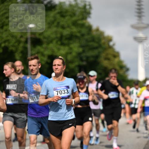 29.06.2025 - hella hamburg halbmarathon Dr. Thomas Lammeyer http://msf.ph/oto/8516730 29.06.2025 10:03:32 Kennedybrücke 1319, 1595, 1642, 1834, 1914, 1955, 2282, 2364, 2391, 2432, 2630, 2910, 3279, 3668, 3836, 4120, 4426, 4837, 5015, 5134, 5277, 5299, 5420, 5457, 5458, 5465, 6587, 7033, 7037, 7547, 7833, 8285, 8330, 8509, 8542, 8652, 8929, 9142, 9488, 9903, 9907, 9922, 9984, 10020, 10518, 10519, 11039 meine-sportfotos.de