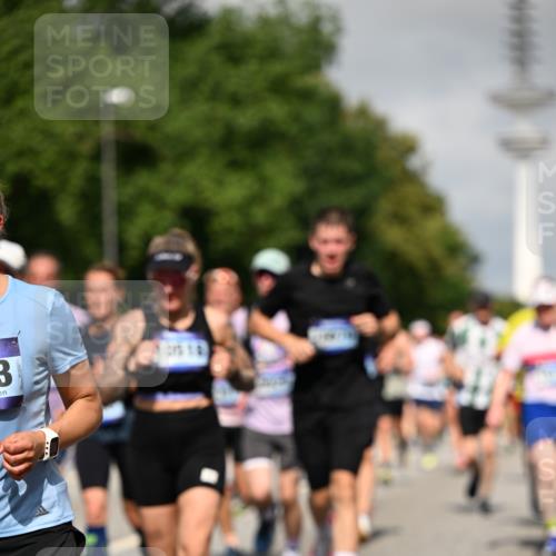 29.06.2025 - hella hamburg halbmarathon Dr. Thomas Lammeyer http://msf.ph/oto/8516781 29.06.2025 10:03:33 Kennedybrücke 1319, 1595, 1642, 1834, 1914, 1955, 2282, 2364, 2391, 2432, 2630, 2910, 3279, 3668, 3836, 4120, 4426, 4837, 5015, 5134, 5277, 5299, 5420, 5457, 5458, 5465, 6587, 7033, 7037, 7547, 7833, 8285, 8330, 8509, 8542, 8652, 8929, 9142, 9488, 9903, 9907, 9984, 10020, 10518, 10519, 11039 meine-sportfotos.de