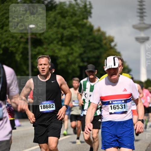 29.06.2025 - hella hamburg halbmarathon Dr. Thomas Lammeyer http://msf.ph/oto/8516883 29.06.2025 10:03:36 Kennedybrücke 1125, 1319, 1595, 1642, 1834, 1914, 1955, 2282, 2364, 2391, 2432, 2676, 2910, 3279, 3668, 3836, 4120, 4426, 4837, 5015, 5134, 5277, 5299, 5420, 5457, 5458, 5465, 6414, 6415, 6587, 7033, 7037, 7547, 7833, 8223, 8285, 8330, 8509, 8542, 8652, 8929, 9142, 9488, 9903, 9907, 9984, 10020, 10093, 10518, 10519, 11039 meine-sportfotos.de
