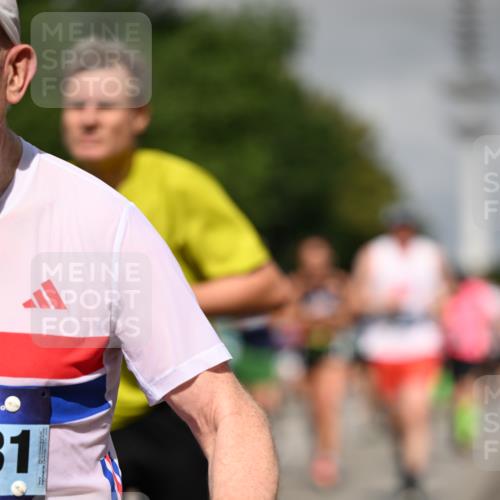 29.06.2025 - hella hamburg halbmarathon Dr. Thomas Lammeyer http://msf.ph/oto/8516944 29.06.2025 10:03:38 Kennedybrücke 1125, 1319, 1595, 1642, 1834, 1914, 1955, 2282, 2364, 2391, 2432, 2676, 2910, 3279, 3668, 3836, 4120, 4426, 4837, 5015, 5134, 5277, 5299, 5420, 6414, 6415, 6587, 7033, 7037, 7547, 8223, 8285, 8330, 8542, 8652, 8929, 9488, 9903, 9907, 9984, 10020, 10093, 10518, 10519, 11039 meine-sportfotos.de