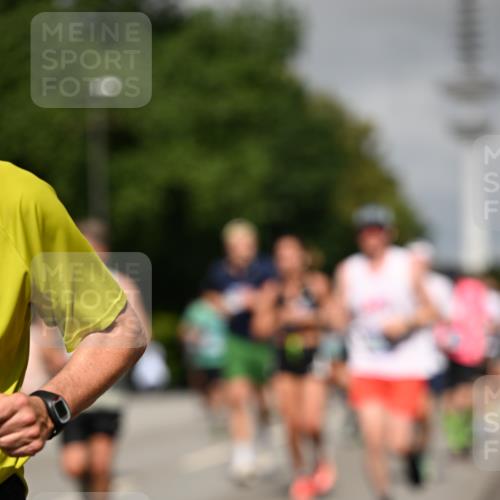 29.06.2025 - hella hamburg halbmarathon Dr. Thomas Lammeyer http://msf.ph/oto/8516951 29.06.2025 10:03:38 Kennedybrücke 1125, 1319, 1595, 1642, 1834, 1914, 1955, 2282, 2364, 2391, 2432, 2676, 2910, 3279, 3668, 3836, 4120, 4426, 4837, 5015, 5134, 5277, 5299, 5420, 6414, 6415, 6587, 7033, 7037, 7547, 8223, 8285, 8330, 8542, 8652, 8929, 9488, 9903, 9907, 9984, 10020, 10093, 10518, 10519, 11039 meine-sportfotos.de
