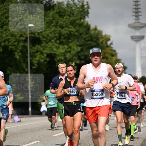 29.06.2025 - hella hamburg halbmarathon Dr. Thomas Lammeyer http://msf.ph/oto/8516980 29.06.2025 10:03:39 Kennedybrücke 1125, 1319, 1595, 1642, 1834, 1914, 1955, 2282, 2364, 2391, 2432, 2676, 2910, 3279, 3668, 3836, 4120, 4231, 4426, 4837, 5015, 5134, 5277, 5299, 5420, 6414, 6415, 6587, 7033, 7037, 7547, 8223, 8285, 8330, 8542, 8652, 8929, 9488, 9903, 9907, 9984, 10020, 10093, 10518, 10519, 11039 meine-sportfotos.de