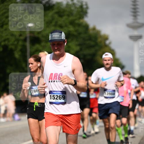 29.06.2025 - hella hamburg halbmarathon Dr. Thomas Lammeyer http://msf.ph/oto/8517017 29.06.2025 10:03:40 Kennedybrücke 1125, 1319, 1595, 1642, 1834, 1914, 1955, 2282, 2364, 2391, 2432, 2676, 2910, 3279, 3668, 3836, 4120, 4231, 4426, 4837, 5015, 5134, 5277, 5299, 5420, 6414, 6415, 6581, 6587, 7033, 7037, 7547, 7786, 8223, 8285, 8330, 8542, 8573, 8652, 8929, 9488, 9903, 9907, 9984, 10020, 10093, 10518, 10519, 11039 meine-sportfotos.de