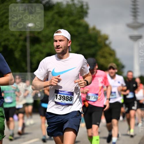 29.06.2025 - hella hamburg halbmarathon Dr. Thomas Lammeyer http://msf.ph/oto/8517084 29.06.2025 10:03:42 Kennedybrücke 1125, 1319, 1595, 1642, 1834, 1914, 1955, 2099, 2282, 2364, 2391, 2432, 2676, 2910, 3279, 3668, 3836, 4231, 4426, 4837, 5015, 5134, 5277, 5299, 5420, 6414, 6415, 6581, 6587, 7033, 7037, 7547, 7786, 8223, 8285, 8330, 8394, 8402, 8573, 8929, 9488, 9907, 9984, 10020, 10031, 10093, 10518, 11039 meine-sportfotos.de