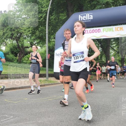29.06.2025 - hella hamburg halbmarathon KatJ http://msf.ph/oto/8517182 29.06.2025 10:47:54 Zwischen KM18-KM19 3740, 5602, 5603, 5708, 6580, 7006, 7757, 8154, 8421, 8422 meine-sportfotos.de