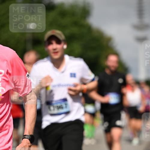29.06.2025 - hella hamburg halbmarathon Dr. Thomas Lammeyer http://msf.ph/oto/8517183 29.06.2025 10:03:45 Kennedybrücke 1006, 1125, 1595, 1642, 1834, 1955, 2099, 2282, 2364, 2391, 2432, 2676, 2910, 3279, 3668, 3836, 4231, 5015, 5134, 5277, 5299, 5420, 6202, 6414, 6415, 6581, 6587, 7033, 7037, 7547, 7786, 8223, 8285, 8330, 8394, 8402, 8573, 8929, 9488, 9907, 9984, 10020, 10031, 10093, 10518 meine-sportfotos.de