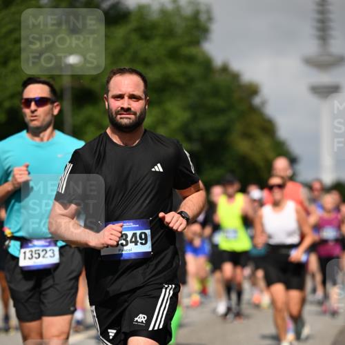29.06.2025 - hella hamburg halbmarathon Dr. Thomas Lammeyer http://msf.ph/oto/8517203 29.06.2025 10:03:46 Kennedybrücke 1006, 1125, 1595, 1642, 1834, 1955, 2099, 2282, 2364, 2391, 2432, 2676, 2910, 3279, 3668, 3836, 4231, 5015, 5134, 5277, 5299, 5420, 6202, 6414, 6415, 6581, 6587, 7037, 7547, 7786, 8223, 8285, 8330, 8394, 8402, 8520, 8573, 8929, 9488, 9907, 9984, 10020, 10031, 10093, 10518 meine-sportfotos.de