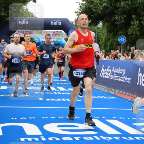 29.06.2025 - hella hamburg halbmarathon Strokosch-Dieckow http://msf.ph/oto/8517216 29.06.2025 10:55:06 Ziel 1549, 1628, 2119, 2448, 2884, 3041, 3791, 3945, 4249, 4616, 4903, 4938, 6355, 8691, 8973, 9060, 9361, 9380, 10188, 10191, 10192, 10582, 11333, 11747, 11976, 12248, 12961, 13297, 14750, 14834, 14948, 15126, 15854, 15879, 16108, 16630, 17803, 17842, 18031, 18966 meine-sportfotos.de
