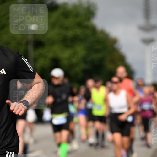 29.06.2025 - hella hamburg halbmarathon Dr. Thomas Lammeyer http://msf.ph/oto/8517229 29.06.2025 10:03:47 Kennedybrücke 1006, 1125, 1595, 1642, 1834, 1955, 2099, 2364, 2391, 2432, 2676, 2910, 3279, 3668, 3836, 4231, 5015, 5134, 5277, 5420, 6202, 6414, 6415, 6581, 6587, 7547, 7786, 8223, 8285, 8330, 8394, 8402, 8520, 8573, 8929, 9488, 9907, 9984, 10031, 10093, 11158 meine-sportfotos.de