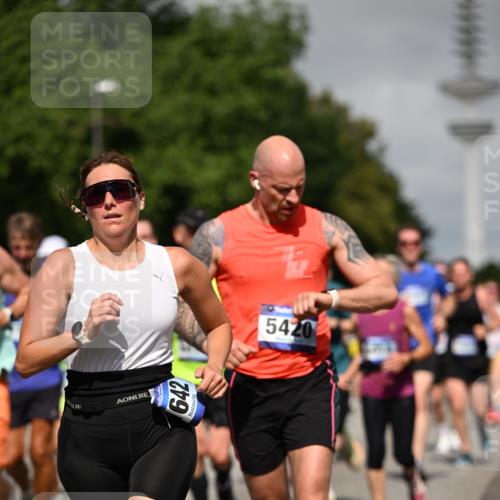 29.06.2025 - hella hamburg halbmarathon Dr. Thomas Lammeyer http://msf.ph/oto/8517315 29.06.2025 10:03:49 Kennedybrücke 1006, 1125, 1334, 1642, 1834, 1955, 2099, 2348, 2364, 2432, 2676, 2910, 3177, 3279, 3668, 3836, 4231, 5015, 5134, 5341, 5420, 6202, 6414, 6415, 6581, 6587, 7547, 7786, 8223, 8285, 8330, 8394, 8402, 8520, 8573, 9488, 9907, 9984, 10031, 10093, 10788, 11158 meine-sportfotos.de