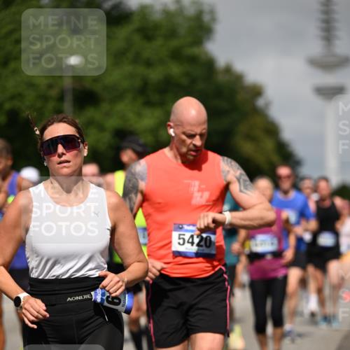 29.06.2025 - hella hamburg halbmarathon Dr. Thomas Lammeyer http://msf.ph/oto/8517320 29.06.2025 10:03:49 Kennedybrücke 1006, 1125, 1334, 1642, 1834, 1955, 2099, 2348, 2364, 2432, 2676, 2910, 3177, 3279, 3668, 3836, 4231, 5015, 5134, 5341, 5420, 6202, 6414, 6415, 6581, 6587, 7547, 7786, 8223, 8285, 8330, 8394, 8402, 8520, 8573, 9488, 9907, 9984, 10031, 10093, 10788, 11158 meine-sportfotos.de