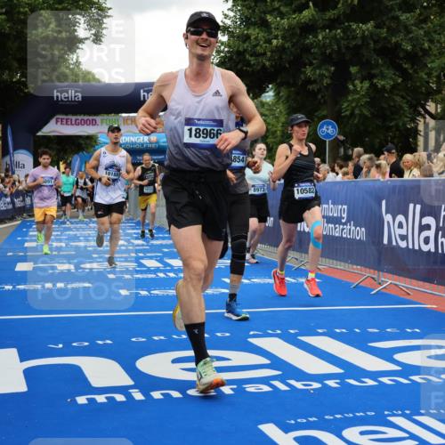 29.06.2025 - hella hamburg halbmarathon Strokosch-Dieckow http://msf.ph/oto/8517338 29.06.2025 10:55:12 Ziel 1549, 1628, 2119, 2448, 3041, 3945, 4903, 5643, 6355, 6723, 6891, 8973, 9361, 9380, 10188, 10191, 10192, 10263, 10582, 11184, 11747, 11976, 12248, 12526, 12961, 13470, 14834, 15854, 16108, 16521, 16630, 18031, 18290, 18380, 18531, 18966 meine-sportfotos.de