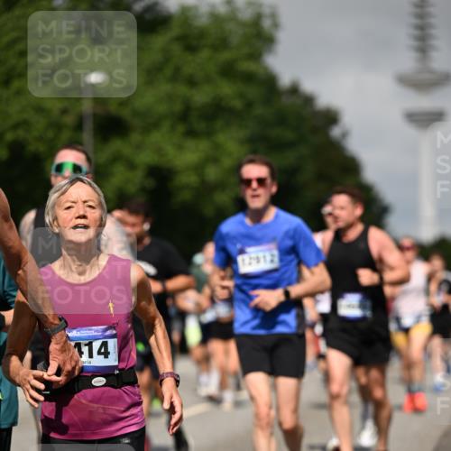 29.06.2025 - hella hamburg halbmarathon Dr. Thomas Lammeyer http://msf.ph/oto/8517404 29.06.2025 10:03:52 Kennedybrücke 1006, 1125, 1180, 1334, 1642, 1834, 1955, 2099, 2348, 2676, 2677, 2910, 3177, 3279, 3668, 3836, 3861, 4231, 5015, 5134, 5341, 5420, 6082, 6084, 6202, 6414, 6415, 6581, 6587, 7547, 7786, 8223, 8285, 8330, 8394, 8402, 8520, 8573, 9984, 10031, 10093, 10788, 11158, 11366 meine-sportfotos.de