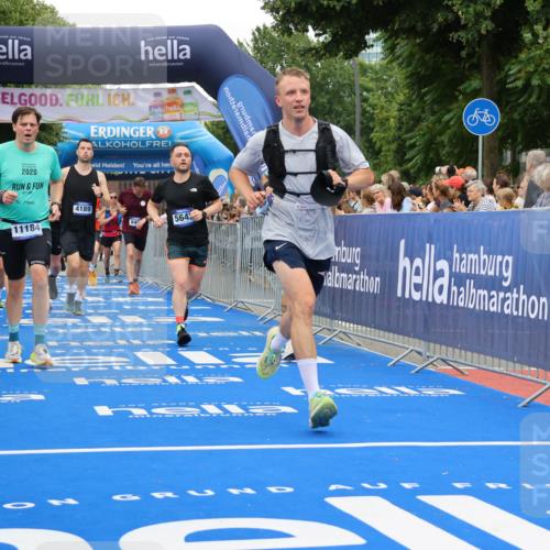 29.06.2025 - hella hamburg halbmarathon Strokosch-Dieckow http://msf.ph/oto/8517424 29.06.2025 10:55:17 Ziel 1130, 1549, 1628, 2119, 4189, 4903, 5287, 5643, 6723, 6891, 6938, 8487, 8973, 10188, 10263, 10582, 11184, 12526, 13236, 13470, 14834, 15854, 16521, 16985, 17603, 17940, 18031, 18290, 18380, 18531, 18966 meine-sportfotos.de