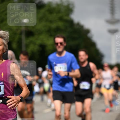 29.06.2025 - hella hamburg halbmarathon Dr. Thomas Lammeyer http://msf.ph/oto/8517429 29.06.2025 10:03:52 Kennedybrücke 1006, 1125, 1180, 1334, 1642, 1834, 1955, 2099, 2348, 2676, 2677, 2910, 3177, 3279, 3668, 3836, 3861, 4231, 5015, 5134, 5341, 5420, 6082, 6084, 6202, 6414, 6415, 6581, 6587, 7547, 7786, 8223, 8285, 8330, 8394, 8402, 8520, 8573, 9984, 10031, 10093, 10788, 11158, 11366 meine-sportfotos.de