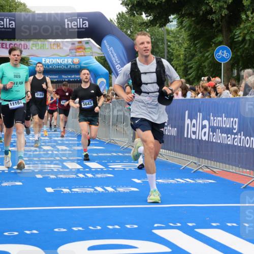 29.06.2025 - hella hamburg halbmarathon Strokosch-Dieckow http://msf.ph/oto/8517430 29.06.2025 10:55:17 Ziel 1130, 1549, 1628, 2119, 4189, 4903, 5287, 5643, 6723, 6891, 6938, 8487, 8973, 10188, 10263, 10582, 11184, 12526, 13236, 13470, 14834, 15854, 16521, 16985, 17603, 17940, 18031, 18290, 18380, 18531, 18966 meine-sportfotos.de