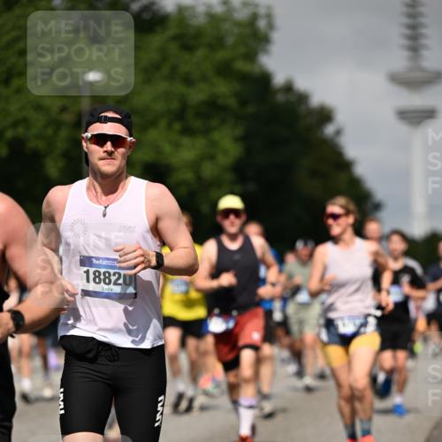 29.06.2025 - hella hamburg halbmarathon Dr. Thomas Lammeyer http://msf.ph/oto/8517489 29.06.2025 10:03:55 Kennedybrücke 1006, 1125, 1180, 1334, 1642, 1834, 1955, 2099, 2348, 2676, 2677, 2910, 3112, 3177, 3279, 3836, 3861, 3898, 4231, 4796, 5015, 5134, 5341, 5420, 6082, 6084, 6202, 6260, 6414, 6415, 6581, 6587, 7786, 8223, 8285, 8330, 8394, 8402, 8520, 8573, 8730, 9611, 10031, 10044, 10093, 10582, 10788, 11158, 11366 meine-sportfotos.de