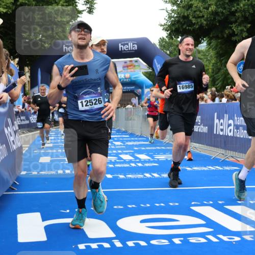 29.06.2025 - hella hamburg halbmarathon Strokosch-Dieckow http://msf.ph/oto/8517508 29.06.2025 10:55:20 Ziel 1130, 2252, 2771, 4189, 4951, 5287, 5643, 6723, 6891, 6938, 8487, 8973, 10188, 10263, 11184, 12526, 13234, 13236, 13470, 16213, 16521, 16985, 17603, 17940, 18290, 18380, 18531 meine-sportfotos.de