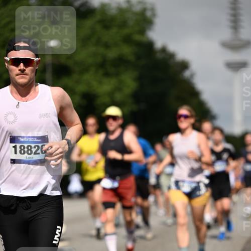 29.06.2025 - hella hamburg halbmarathon Dr. Thomas Lammeyer http://msf.ph/oto/8517512 29.06.2025 10:03:55 Kennedybrücke 1006, 1125, 1180, 1334, 1642, 1834, 1955, 2099, 2348, 2676, 2677, 2910, 3112, 3177, 3279, 3836, 3861, 3898, 4231, 4796, 5015, 5134, 5341, 5420, 6082, 6084, 6202, 6260, 6414, 6415, 6581, 6587, 7786, 8223, 8285, 8330, 8394, 8402, 8520, 8573, 8730, 9611, 10031, 10044, 10093, 10582, 10788, 11158, 11366 meine-sportfotos.de