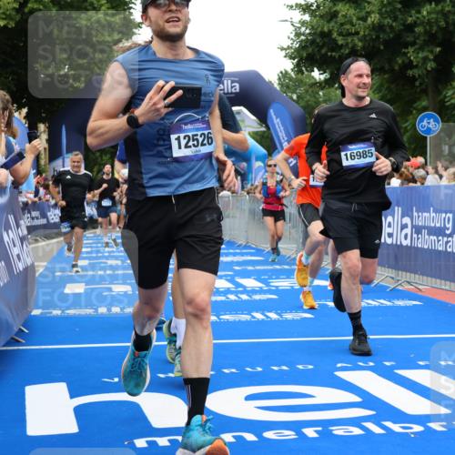29.06.2025 - hella hamburg halbmarathon Strokosch-Dieckow http://msf.ph/oto/8517530 29.06.2025 10:55:21 Ziel 1130, 2252, 2771, 4189, 4951, 5287, 5319, 5643, 6591, 6723, 6891, 6938, 8487, 10263, 11184, 12526, 13234, 13236, 13470, 16213, 16521, 16609, 16985, 17603, 17940, 18290, 18380, 18531 meine-sportfotos.de