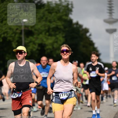 29.06.2025 - hella hamburg halbmarathon Dr. Thomas Lammeyer http://msf.ph/oto/8517553 29.06.2025 10:03:56 Kennedybrücke 1006, 1125, 1180, 1334, 1642, 1834, 1955, 2099, 2348, 2676, 2677, 2910, 3112, 3177, 3279, 3861, 3898, 4231, 4796, 5015, 5134, 5341, 5420, 6082, 6084, 6202, 6260, 6414, 6415, 6462, 6581, 6587, 7786, 7824, 8223, 8285, 8330, 8394, 8402, 8520, 8573, 8730, 9611, 10031, 10044, 10093, 10582, 10788, 11158, 11366 meine-sportfotos.de
