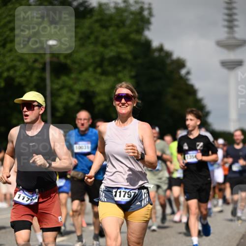 29.06.2025 - hella hamburg halbmarathon Dr. Thomas Lammeyer http://msf.ph/oto/8517560 29.06.2025 10:03:56 Kennedybrücke 1006, 1125, 1180, 1334, 1642, 1834, 1955, 2099, 2348, 2676, 2677, 2910, 3112, 3177, 3279, 3861, 3898, 4231, 4796, 5015, 5134, 5341, 5420, 6082, 6084, 6202, 6260, 6414, 6415, 6462, 6581, 6587, 7786, 7824, 8223, 8285, 8330, 8394, 8402, 8520, 8573, 8730, 9611, 10031, 10044, 10093, 10582, 10788, 11158, 11366 meine-sportfotos.de