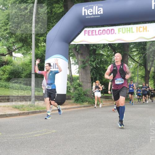 29.06.2025 - hella hamburg halbmarathon KatJ http://msf.ph/oto/8517568 29.06.2025 10:48:09 Zwischen KM18-KM19 1264, 7049, 8721 meine-sportfotos.de
