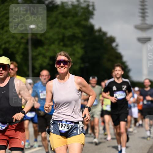29.06.2025 - hella hamburg halbmarathon Dr. Thomas Lammeyer http://msf.ph/oto/8517573 29.06.2025 10:03:57 Kennedybrücke 1006, 1125, 1180, 1239, 1334, 1642, 1834, 1955, 2099, 2348, 2676, 2677, 2910, 3112, 3177, 3279, 3861, 3898, 4231, 4796, 5015, 5134, 5341, 5420, 6082, 6084, 6202, 6260, 6414, 6415, 6462, 6581, 6587, 7786, 7824, 8223, 8285, 8330, 8394, 8402, 8520, 8573, 8730, 9611, 10031, 10044, 10093, 10582, 10788, 11158, 11366 meine-sportfotos.de