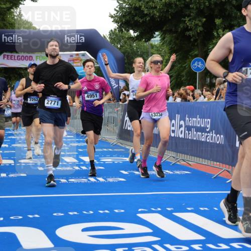 29.06.2025 - hella hamburg halbmarathon Strokosch-Dieckow http://msf.ph/oto/8517577 29.06.2025 10:55:25 Ziel 1130, 2252, 2771, 4189, 4951, 5287, 5319, 5643, 6591, 6938, 8487, 11184, 11554, 12526, 12544, 12584, 13234, 13236, 13267, 13470, 14036, 14592, 16213, 16334, 16609, 16985, 17603, 17940, 18290, 18380, 18531 meine-sportfotos.de