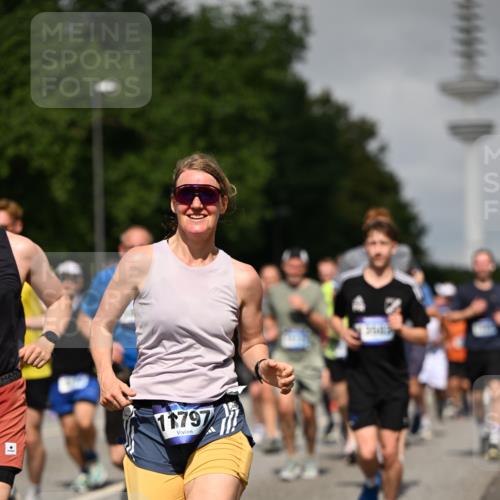 29.06.2025 - hella hamburg halbmarathon Dr. Thomas Lammeyer http://msf.ph/oto/8517579 29.06.2025 10:03:57 Kennedybrücke 1006, 1125, 1180, 1239, 1334, 1642, 1834, 1955, 2099, 2348, 2676, 2677, 2910, 3112, 3177, 3279, 3861, 3898, 4231, 4796, 5015, 5134, 5341, 5420, 6082, 6084, 6202, 6260, 6414, 6415, 6462, 6581, 6587, 7786, 7824, 8223, 8285, 8330, 8394, 8402, 8520, 8573, 8730, 9611, 10031, 10044, 10093, 10582, 10788, 11158, 11366 meine-sportfotos.de