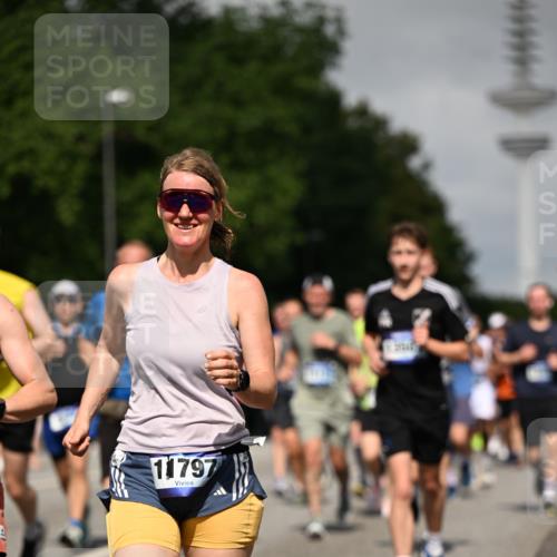 29.06.2025 - hella hamburg halbmarathon Dr. Thomas Lammeyer http://msf.ph/oto/8517583 29.06.2025 10:03:57 Kennedybrücke 1006, 1125, 1180, 1239, 1334, 1642, 1834, 1955, 2099, 2348, 2676, 2677, 2910, 3112, 3177, 3279, 3861, 3898, 4231, 4796, 5015, 5134, 5341, 5420, 6082, 6084, 6202, 6260, 6414, 6415, 6462, 6581, 6587, 7786, 7824, 8223, 8285, 8330, 8394, 8402, 8520, 8573, 8730, 9611, 10031, 10044, 10093, 10582, 10788, 11158, 11366 meine-sportfotos.de