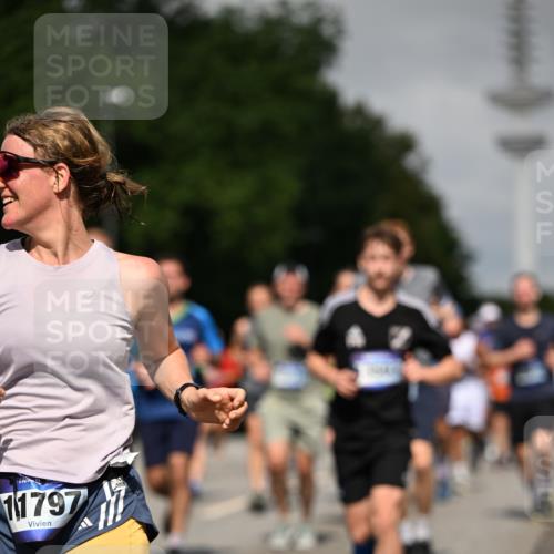 29.06.2025 - hella hamburg halbmarathon Dr. Thomas Lammeyer http://msf.ph/oto/8517603 29.06.2025 10:03:57 Kennedybrücke 1006, 1125, 1180, 1239, 1334, 1642, 1834, 1955, 2099, 2348, 2676, 2677, 2910, 3112, 3177, 3279, 3861, 3898, 4231, 4796, 5015, 5134, 5341, 5420, 6082, 6084, 6202, 6260, 6414, 6415, 6462, 6581, 6587, 7786, 7824, 8223, 8285, 8330, 8394, 8402, 8520, 8573, 8730, 9611, 10031, 10044, 10093, 10582, 10788, 11158, 11366 meine-sportfotos.de