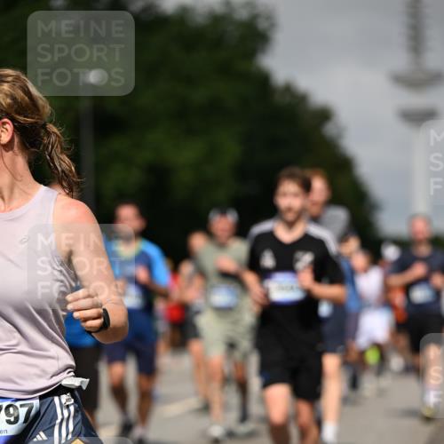 29.06.2025 - hella hamburg halbmarathon Dr. Thomas Lammeyer http://msf.ph/oto/8517611 29.06.2025 10:03:58 Kennedybrücke 1006, 1125, 1180, 1239, 1334, 1642, 1834, 1955, 2099, 2348, 2676, 2677, 2910, 3112, 3177, 3279, 3861, 3898, 4231, 4796, 5015, 5134, 5341, 5420, 6082, 6084, 6202, 6260, 6414, 6415, 6462, 6581, 6587, 7786, 7824, 8223, 8285, 8330, 8394, 8402, 8520, 8573, 8730, 9611, 10031, 10044, 10093, 10337, 10582, 10788, 11158, 11366 meine-sportfotos.de