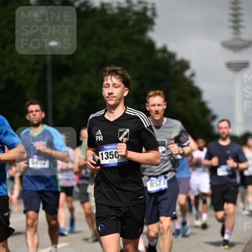 29.06.2025 - hella hamburg halbmarathon Dr. Thomas Lammeyer http://msf.ph/oto/8517641 29.06.2025 10:03:58 Kennedybrücke 1006, 1125, 1180, 1239, 1334, 1642, 1834, 1955, 2099, 2348, 2676, 2677, 2910, 3112, 3177, 3279, 3861, 3898, 4231, 4796, 5015, 5134, 5341, 5420, 6082, 6084, 6202, 6260, 6414, 6415, 6462, 6581, 6587, 7786, 7824, 8223, 8285, 8330, 8394, 8402, 8520, 8573, 8730, 9611, 10031, 10044, 10093, 10337, 10582, 10788, 11158, 11366 meine-sportfotos.de