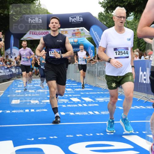 29.06.2025 - hella hamburg halbmarathon Strokosch-Dieckow http://msf.ph/oto/8517785 29.06.2025 10:55:32 Ziel 1120, 2252, 2771, 2955, 2982, 3037, 4897, 4951, 5319, 6591, 8573, 11039, 11554, 11568, 12196, 12515, 12544, 12584, 13234, 13267, 14036, 14592, 15896, 16110, 16213, 16334, 16609, 17615, 18064 meine-sportfotos.de