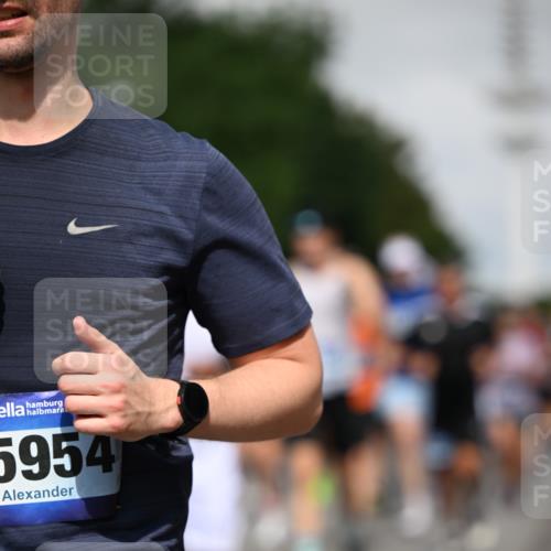 29.06.2025 - hella hamburg halbmarathon Dr. Thomas Lammeyer http://msf.ph/oto/8517805 29.06.2025 10:04:04 Kennedybrücke 1006, 1125, 1180, 1239, 1264, 1334, 2099, 2346, 2348, 2582, 2584, 2676, 2677, 3112, 3177, 3861, 3898, 4013, 4231, 4594, 4796, 5341, 5728, 6082, 6084, 6104, 6201, 6202, 6260, 6414, 6415, 6462, 6581, 6602, 7159, 7786, 7824, 8223, 8394, 8402, 8520, 8531, 8573, 8730, 9611, 10031, 10044, 10093, 10268, 10337, 10582, 10788, 11158, 11159, 11366 meine-sportfotos.de