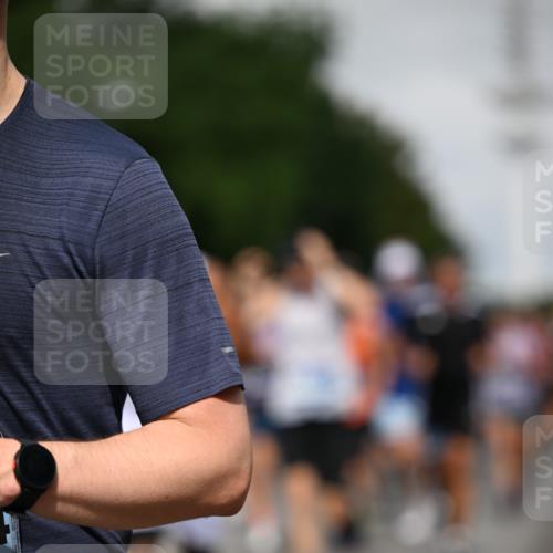29.06.2025 - hella hamburg halbmarathon Dr. Thomas Lammeyer http://msf.ph/oto/8517809 29.06.2025 10:04:04 Kennedybrücke 1006, 1125, 1180, 1239, 1264, 1334, 2099, 2346, 2348, 2582, 2584, 2676, 2677, 3112, 3177, 3861, 3898, 4013, 4231, 4594, 4796, 5341, 5728, 6082, 6084, 6104, 6201, 6202, 6260, 6414, 6415, 6462, 6581, 6602, 7159, 7786, 7824, 8223, 8394, 8402, 8520, 8531, 8573, 8730, 9611, 10031, 10044, 10093, 10268, 10337, 10582, 10788, 11158, 11159, 11366 meine-sportfotos.de