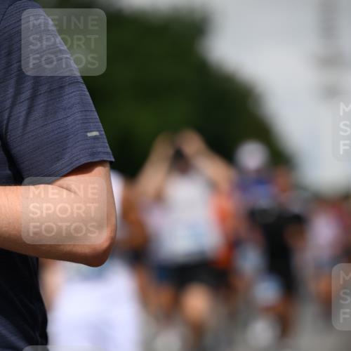 29.06.2025 - hella hamburg halbmarathon Dr. Thomas Lammeyer http://msf.ph/oto/8517816 29.06.2025 10:04:04 Kennedybrücke 1006, 1125, 1180, 1239, 1264, 1334, 2099, 2346, 2348, 2582, 2584, 2676, 2677, 3112, 3177, 3861, 3898, 4013, 4231, 4594, 4796, 5341, 5728, 6082, 6084, 6104, 6201, 6202, 6260, 6414, 6415, 6462, 6581, 6602, 7159, 7786, 7824, 8223, 8394, 8402, 8520, 8531, 8573, 8730, 9611, 10031, 10044, 10093, 10268, 10337, 10582, 10788, 11158, 11159, 11366 meine-sportfotos.de
