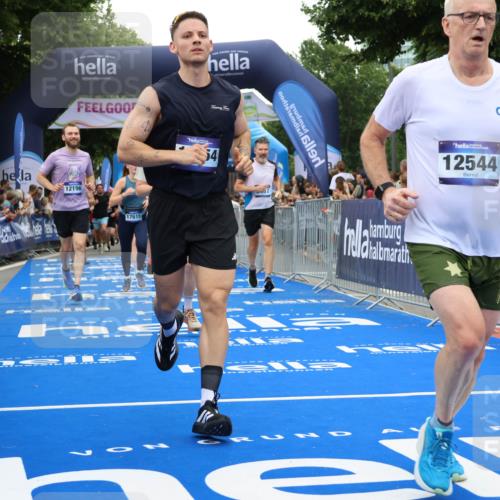 29.06.2025 - hella hamburg halbmarathon Strokosch-Dieckow http://msf.ph/oto/8517817 29.06.2025 10:55:33 Ziel 1120, 1143, 2252, 2955, 2982, 3037, 4897, 4951, 5319, 6591, 8573, 8618, 11039, 11554, 11568, 12196, 12515, 12544, 12584, 13267, 14036, 14592, 14909, 15896, 16110, 16213, 16334, 16609, 17615, 18064 meine-sportfotos.de