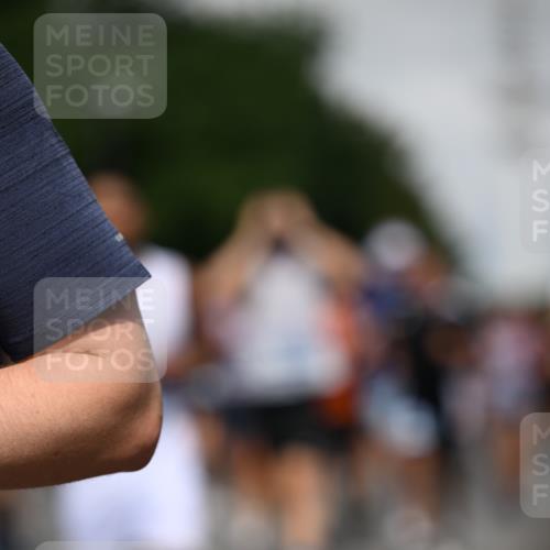29.06.2025 - hella hamburg halbmarathon Dr. Thomas Lammeyer http://msf.ph/oto/8517819 29.06.2025 10:04:04 Kennedybrücke 1006, 1125, 1180, 1239, 1264, 1334, 2099, 2346, 2348, 2582, 2584, 2676, 2677, 3112, 3177, 3861, 3898, 4013, 4231, 4594, 4796, 5341, 5728, 6082, 6084, 6104, 6201, 6202, 6260, 6414, 6415, 6462, 6581, 6602, 7159, 7786, 7824, 8223, 8394, 8402, 8520, 8531, 8573, 8730, 9611, 10031, 10044, 10093, 10268, 10337, 10582, 10788, 11158, 11159, 11366 meine-sportfotos.de