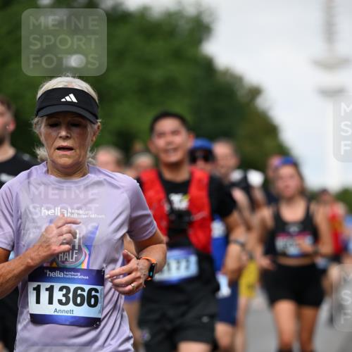 29.06.2025 - hella hamburg halbmarathon Dr. Thomas Lammeyer http://msf.ph/oto/8518008 29.06.2025 10:04:10 Kennedybrücke 1006, 1180, 1239, 1264, 1334, 2027, 2099, 2159, 2346, 2348, 2447, 2582, 2584, 2677, 2730, 3042, 3112, 3177, 3794, 3861, 3898, 4013, 4419, 4594, 4796, 5341, 5643, 5728, 6082, 6084, 6104, 6201, 6202, 6260, 6462, 6581, 6602, 6636, 7159, 7717, 7786, 7824, 8394, 8402, 8520, 8531, 8573, 8669, 8730, 9611, 9622, 10031, 10044, 10268, 10337, 10534, 10582, 10587, 10665, 10742, 10759, 10788, 11083, 11158, 11159, 11366 meine-sportfotos.de