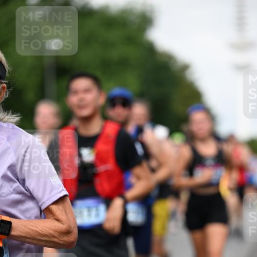 29.06.2025 - hella hamburg halbmarathon Dr. Thomas Lammeyer http://msf.ph/oto/8518024 29.06.2025 10:04:10 Kennedybrücke 1006, 1180, 1239, 1264, 1334, 2027, 2099, 2159, 2346, 2348, 2447, 2582, 2584, 2677, 2730, 3042, 3112, 3177, 3794, 3861, 3898, 4013, 4419, 4594, 4796, 5341, 5643, 5728, 6082, 6084, 6104, 6201, 6202, 6260, 6462, 6581, 6602, 6636, 7159, 7717, 7786, 7824, 8394, 8402, 8520, 8531, 8573, 8669, 8730, 9611, 9622, 10031, 10044, 10268, 10337, 10534, 10582, 10587, 10665, 10742, 10759, 10788, 11083, 11158, 11159, 11366 meine-sportfotos.de