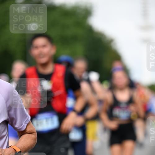 29.06.2025 - hella hamburg halbmarathon Dr. Thomas Lammeyer http://msf.ph/oto/8518029 29.06.2025 10:04:10 Kennedybrücke 1006, 1180, 1239, 1264, 1334, 2027, 2099, 2159, 2346, 2348, 2447, 2582, 2584, 2677, 2730, 3042, 3112, 3177, 3794, 3861, 3898, 4013, 4419, 4594, 4796, 5341, 5643, 5728, 6082, 6084, 6104, 6201, 6202, 6260, 6462, 6581, 6602, 6636, 7159, 7717, 7786, 7824, 8394, 8402, 8520, 8531, 8573, 8669, 8730, 9611, 9622, 10031, 10044, 10268, 10337, 10534, 10582, 10587, 10665, 10742, 10759, 10788, 11083, 11158, 11159, 11366 meine-sportfotos.de