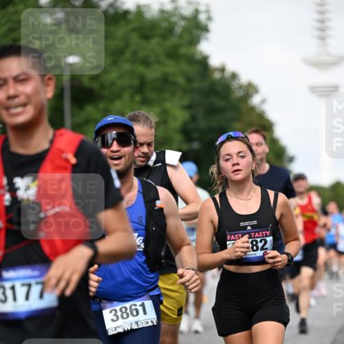 29.06.2025 - hella hamburg halbmarathon Dr. Thomas Lammeyer http://msf.ph/oto/8518034 29.06.2025 10:04:11 Kennedybrücke 1006, 1180, 1239, 1264, 1334, 2027, 2099, 2159, 2346, 2348, 2447, 2582, 2584, 2652, 2677, 2730, 3042, 3112, 3177, 3794, 3861, 3898, 4013, 4419, 4594, 4796, 4940, 5341, 5643, 5728, 6082, 6084, 6104, 6201, 6202, 6260, 6443, 6462, 6602, 6636, 7159, 7717, 7824, 8394, 8402, 8520, 8531, 8669, 8730, 9485, 9611, 9622, 10031, 10044, 10268, 10337, 10534, 10582, 10587, 10665, 10742, 10759, 10766, 10788, 11083, 11158, 11159, 11366 meine-sportfotos.de