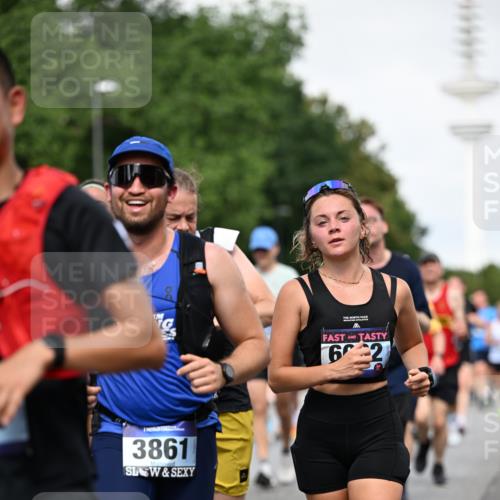 29.06.2025 - hella hamburg halbmarathon Dr. Thomas Lammeyer http://msf.ph/oto/8518038 29.06.2025 10:04:11 Kennedybrücke 1006, 1180, 1239, 1264, 1334, 2027, 2099, 2159, 2346, 2348, 2447, 2582, 2584, 2652, 2677, 2730, 3042, 3112, 3177, 3794, 3861, 3898, 4013, 4419, 4594, 4796, 4940, 5341, 5643, 5728, 6082, 6084, 6104, 6201, 6202, 6260, 6443, 6462, 6602, 6636, 7159, 7717, 7824, 8394, 8402, 8520, 8531, 8669, 8730, 9485, 9611, 9622, 10031, 10044, 10268, 10337, 10534, 10582, 10587, 10665, 10742, 10759, 10766, 10788, 11083, 11158, 11159, 11366 meine-sportfotos.de